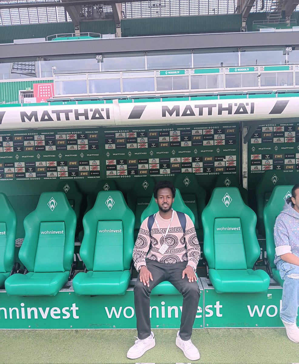 I like to watch football in a noisy place, but I don't have it today. So I'll try to make some noise.