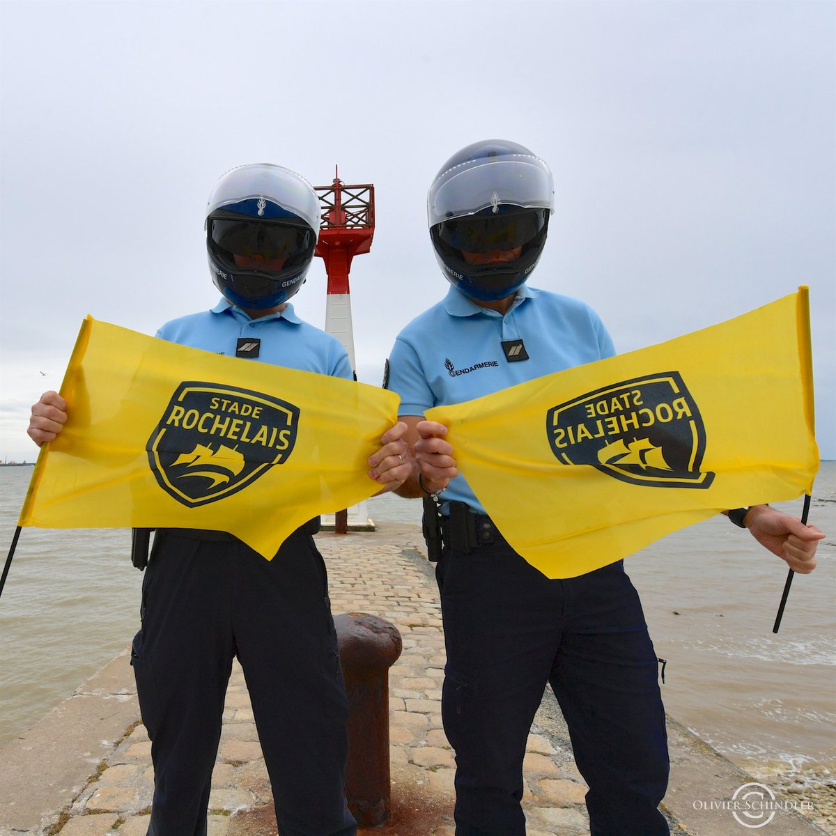 Gendarmerie_017's tweet photo. Ce week-end les #DaftGend et l'ensemble des gendarmes de Charente-Maritime espèrent 2 belles victoires du @staderochelais !

Ce soir en #barrage du @top14rugby et demain pour les féminines qui jouent leur accession en Elite 1. 💛🖤

On y croit ! 💪
#FievreSR
#RCTSR https://t.co/dyjdzo9DvF
