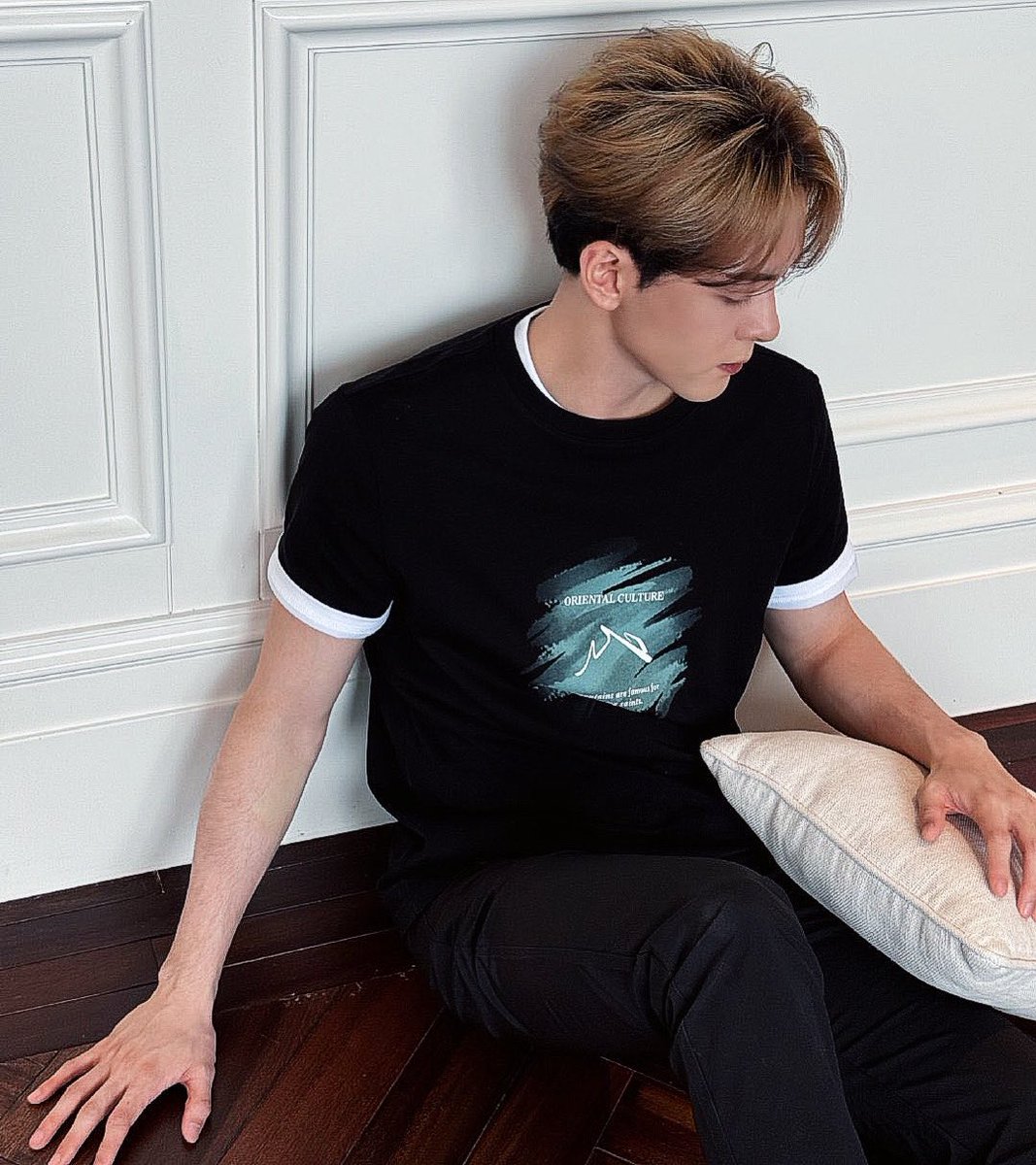 ⠀
⠀
⠀     ผมมองเห็นอนาคตได้..
⠀
⠀     อย่างเช่นเหตุการณ์ต่อจากนี้ ผมจะพาคุณเข้าไปในฝูงชน ฟังเพลง เต้นด้วยกัน แล้วเริ่มเชื่อใน รั ก แ ร ก พ บ ที่เมื่อก่อนผมเคยคิดว่ามันมีแค่ในหนัง หรือจากบทละครเชกสเปียร์
⠀
⠀     แล้วมันจะลงเอยยังไง?
⠀
⠀     คงจบแบบเศร้าสลดมากน่ะสิ
⠀
⠀