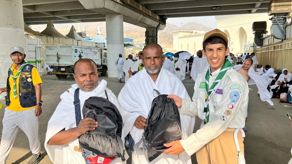 moe_qsm's tweet photo. 🕋 حج 45 |

أفراد #كشافة #تعليم_القصيم يمارسون مهامهم الكشفية اليومية، في التنظيم والإرشاد في مشعر منى، بالإضافة إلى توزيع هدية الإدارة العامة للحجاج. https://t.co/UcvPEED8J4