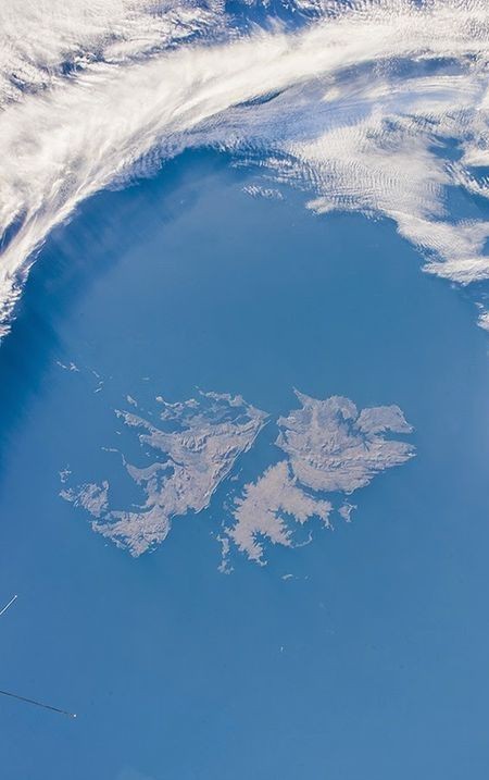 14 Jun 1982. Último día de combate en Malvinas. Derrota sin dudas, aunque los que allí estuvimos no pensamos en deshonor de las tropas. Qué se sentía en el ánimo? Mudo dolor. Sentimiento de fracaso gigantesco. Estupor y a la vez algo así como "terminó "
Quienes si pensaron que