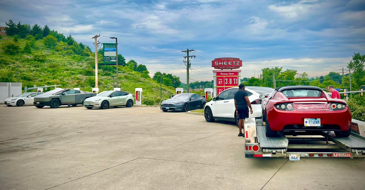 TeslaMaryland's tweet photo. Charging Stop β
#AllInTheFamily
S3XYC-R
#SummerMeetup2k24
#MichiganBound https://t.co/JEnNIYLMNB