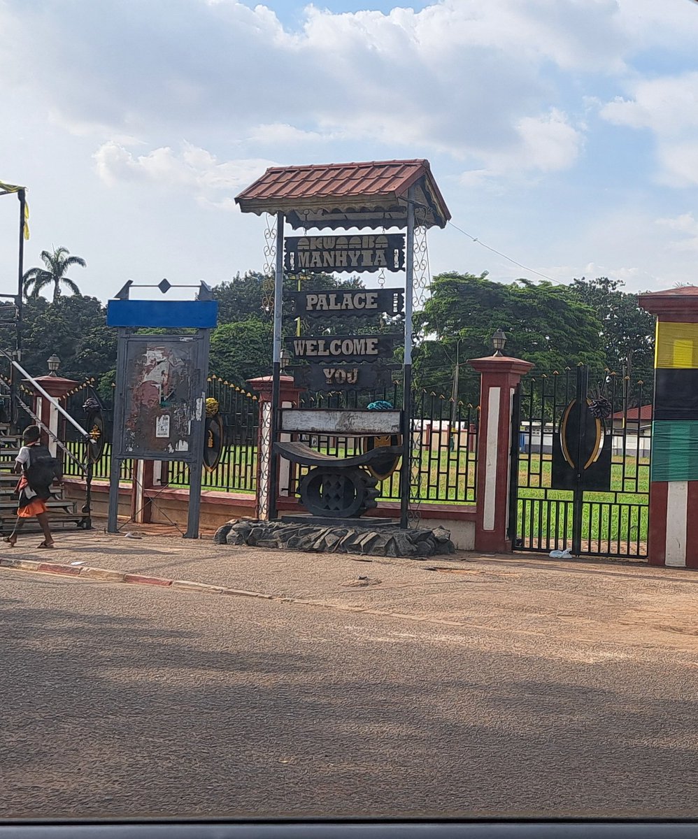 SemitalaFred's tweet photo. Yesterday, the #EIPHIV-U team @MJAPUg @MakCHS_SOM @Makerer paid a support site visit to the Komfo Anokye Teaching Hospital in Kumasi,Ghana, under the @StripeHiv team @KNUSTGH. Thank you, Edward, Veronica and Betty, for the great work on interprofessional education for HIV care https://t.co/FEhfwbqZpP