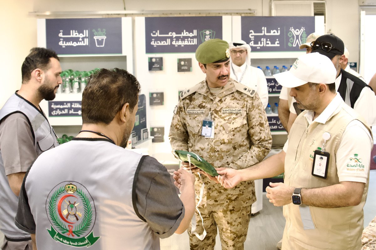 modgovksa's tweet photo. معالي وزير الصحة الأستاذ فهد الجلاجل يزور مستشفى القوات المسلحة الرئيسي في مشعر #منى التابع للخدمات الصحية بـ #وزارة_الدفاع، ويطّلع على تجهيزاته ومعداته الطبية المتطورة لتقديم الرعاية الصحية لضيوف الرحمن.

#يسر_وطمأنينة https://t.co/dpyOYPBIo2