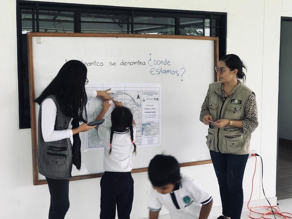 Col_Sostenible1's tweet photo. En proyectos de restauración en #Tame, #Arauca, se realizaron talleres denominados ‘Hablemos🗣️ del Río’💧, liderados por @FOB_org, para que los más jóvenes👧🏻#ColombiaSostenible que soñamos con el
@fcolombiaenpaz y @el_BID 🌿🇨🇴 https://t.co/3LmlaM9zD3
