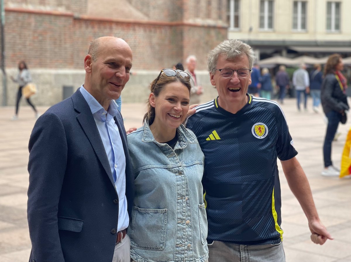 David MacMillan (@dmac68) on Twitter photo Fantastic to get together with Ben before the 🏴🇩🇪 game. Even better to do it on the BBC with the amazing Laura Miller
<a href="/BBCLauraMiller/">Laura Miller</a>
. Munich is bouncing! Fantastic to get together with Ben before the 🏴🇩🇪 game. Even better to do it on the BBC with the amazing Laura Miller
<a href="/BBCLauraMiller/">Laura Miller</a>
. Munich is bouncing!