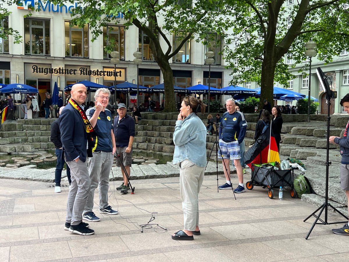 dmac68's tweet image. Fantastic to get together with Ben before the 🏴🇩🇪 game. Even better to do it on the BBC with the amazing Laura Miller
@BBCLauraMiller
. Munich is bouncing!