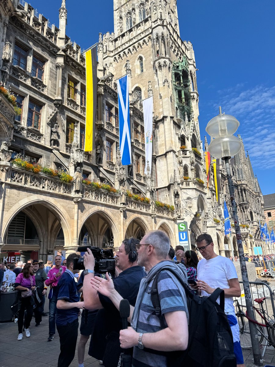 dmac68's tweet image. Fantastic to get together with Ben before the 🏴🇩🇪 game. Even better to do it on the BBC with the amazing Laura Miller
@BBCLauraMiller
. Munich is bouncing!