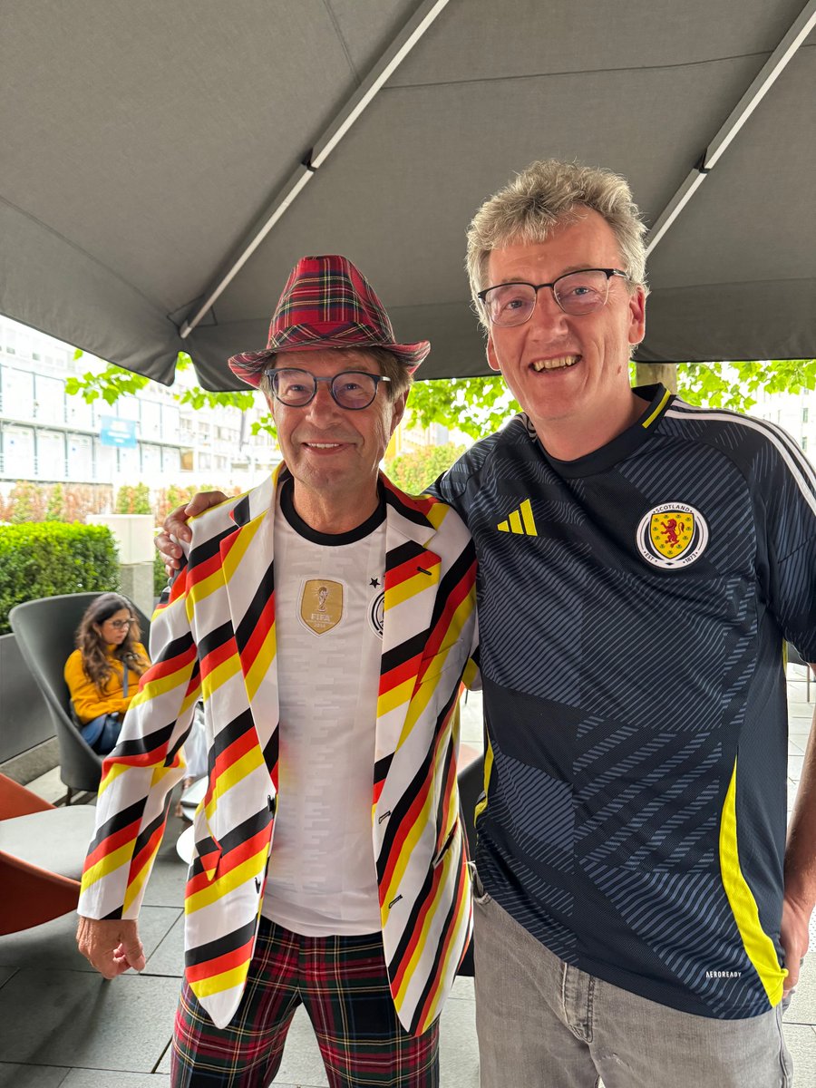dmac68's tweet image. Fantastic to get together with Ben before the 🏴🇩🇪 game. Even better to do it on the BBC with the amazing Laura Miller
@BBCLauraMiller
. Munich is bouncing!