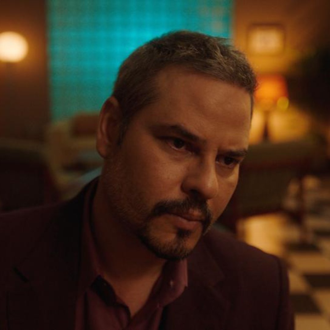 caribbeancine's tweet photo. POV: Tu jefe desapareció y te están incriminando. 🫣🔥
#LaFamilia, exhibiéndose ahora, solo en cines. 🍿💰
#CCLover #LaMagiaDelCine #CineDominicano #CaribbeanFilmsDistribution https://t.co/i7YQ7dkl4v