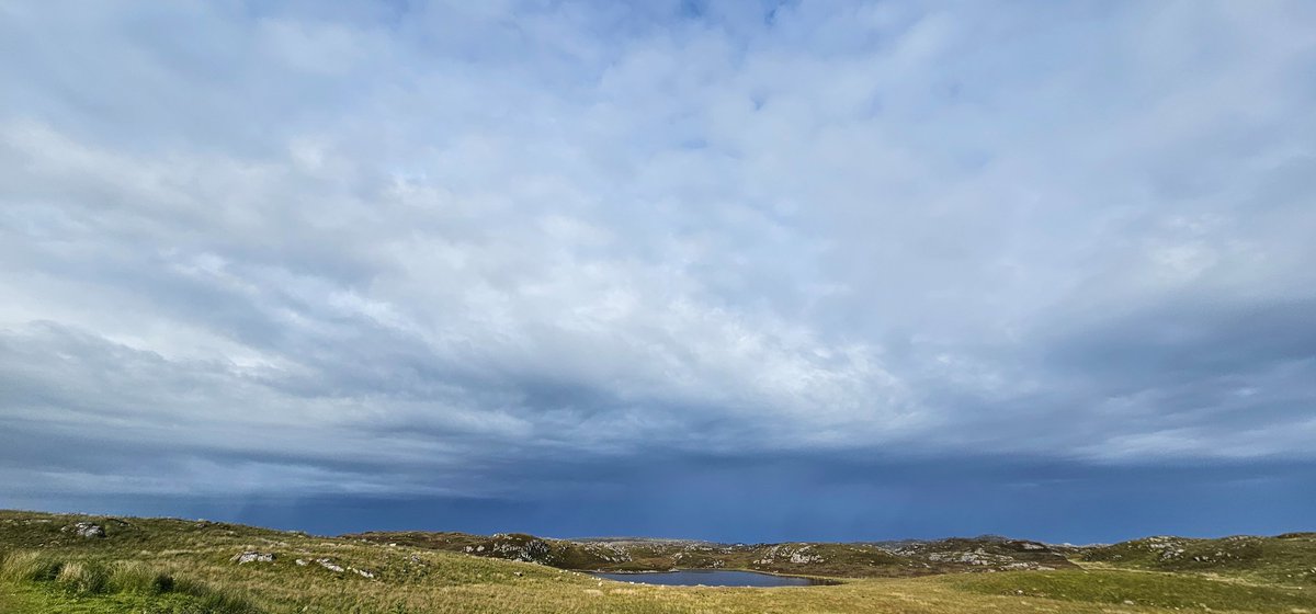 nicillemhoire's tweet photo. Ominous looking clouds to the north of Stornoway, and blue skies and sunshine over Lochs and Harris.
#JuneWeather #SummerWeather #Clouds #IsleOfLewis #WesternIsles https://t.co/Tuq0iWd2SP