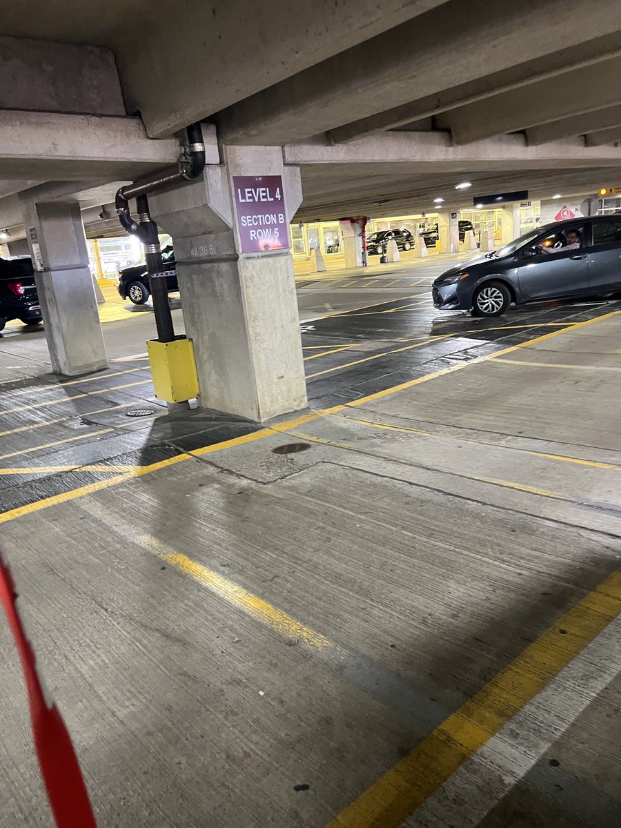 nic_ras30's tweet photo. There is a bag without an owner in the Rideshare #TSADetroit ⁦@TSA⁩ https://t.co/ViiFqzV6NT