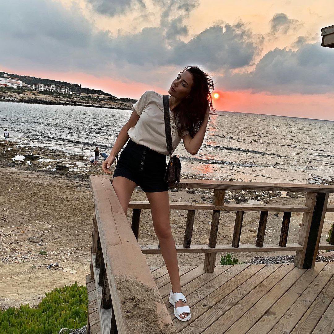 The seaside always makes people calm, forget all their troubles and be carefree.