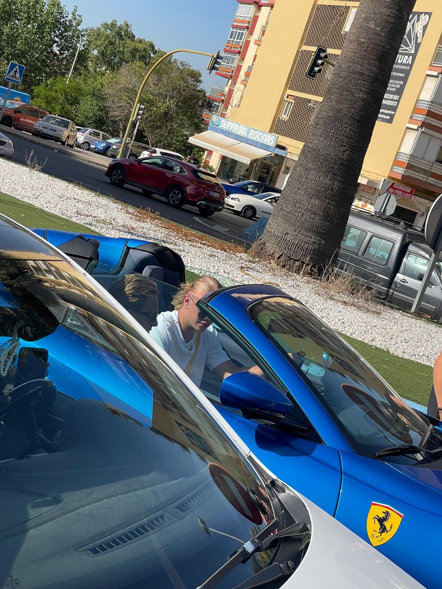 ok_adam_'s tweet photo. Y lo de que Haaland y Marco Reus estén chilleando por Algeciras que https://t.co/HlKgkQ73tL