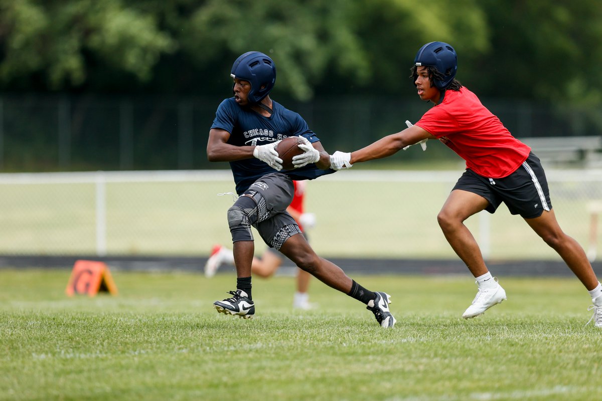 BearsOutreach's tweet image. Bears alumni Jason McKie, Kaseem Sinceno, and Brandon McGowan teamed up with USA Football Master Trainers to coach 250 high school football players from Waukegan, Westinghouse, Chicago Hope and Dundee Crown during the Nike High School Training Camp at Dundee Crown High School.…
