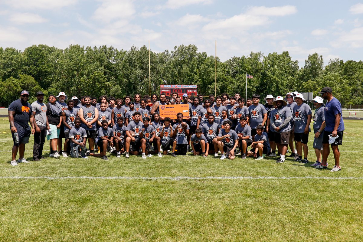 BearsOutreach's tweet image. Bears alumni Jason McKie, Kaseem Sinceno, and Brandon McGowan teamed up with USA Football Master Trainers to coach 250 high school football players from Waukegan, Westinghouse, Chicago Hope and Dundee Crown during the Nike High School Training Camp at Dundee Crown High School.…