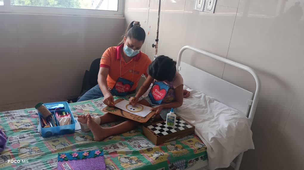 A través de las manualidades divertidas, los niños y niñas hospitalizados en el CEH Divino Niño, rellenaron figuras, utilizando granos de arroz, lentejas y pasta, también diseñaron tarjetas alusivas al día del padre.
#VenezuelaYSuGenteBella
<a href="/FNNSimon/">Fund. El Niño Simón</a>
<a href="/YajairaApsuv/">Yajaira Arocha</a>