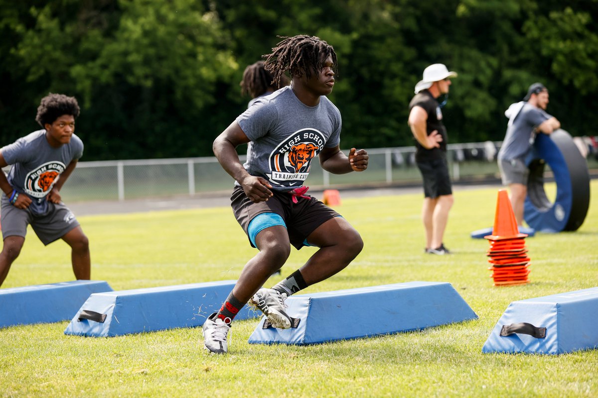 BearsOutreach's tweet image. Bears alumni Jason McKie, Kaseem Sinceno, and Brandon McGowan teamed up with USA Football Master Trainers to coach 250 high school football players from Waukegan, Westinghouse, Chicago Hope and Dundee Crown during the Nike High School Training Camp at Dundee Crown High School.…