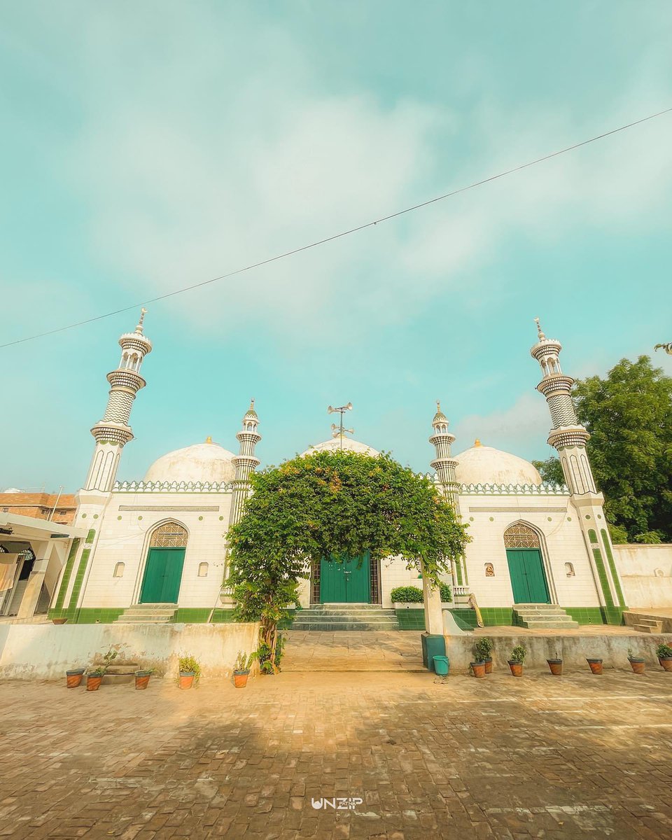 LMHOBOfficial's tweet photo. The Sher Shah Suri Mosque, also known as the Shershahi Mosque, is a mosque in the Afghan style of architecture. Sher Shah Suri got this mosque built in 1540-1545 in memory of his reign. It is situated at the south-west corner of Purba Darwaza, Patna, Bihar.

Via • @Unzippatna https://t.co/r1FSdORH0l