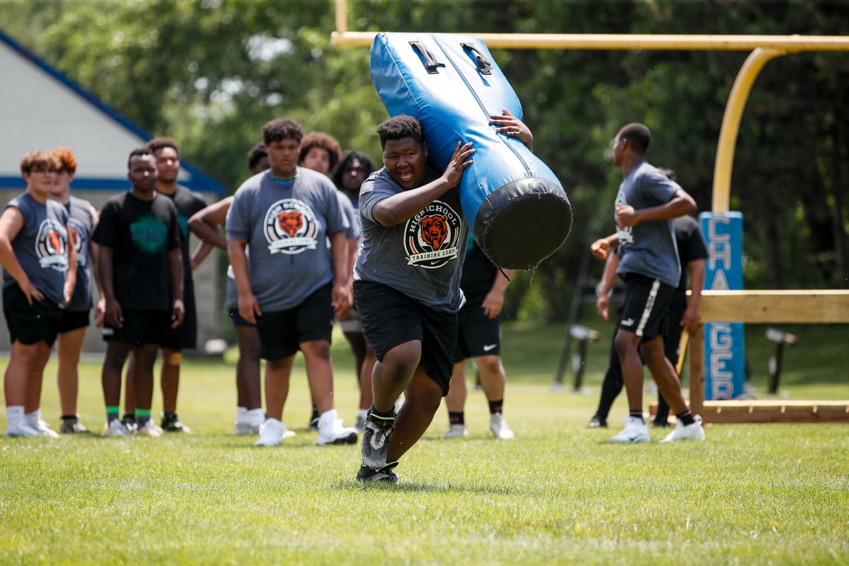 BearsOutreach's tweet image. Bears alumni Jason McKie, Kaseem Sinceno, and Brandon McGowan teamed up with USA Football Master Trainers to coach 250 high school football players from Waukegan, Westinghouse, Chicago Hope and Dundee Crown during the Nike High School Training Camp at Dundee Crown High School.…