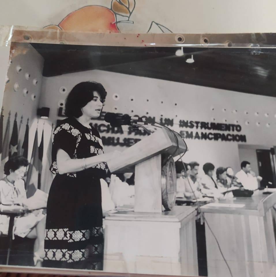 HaydeeCastilloF's tweet photo. Se nos fue #MiluVargas una mujer extraordinaria que nos condujo a consultar la Cn Política de Nic de 1984 de Barrio en Barrio y reconocida en A.L como una de las más completas y adelantadas que incluyó la igualdad entre hombres y mujeres. Cn hoy violada por la #DictaduraOrtegaM https://t.co/Y9jYVtvSSH