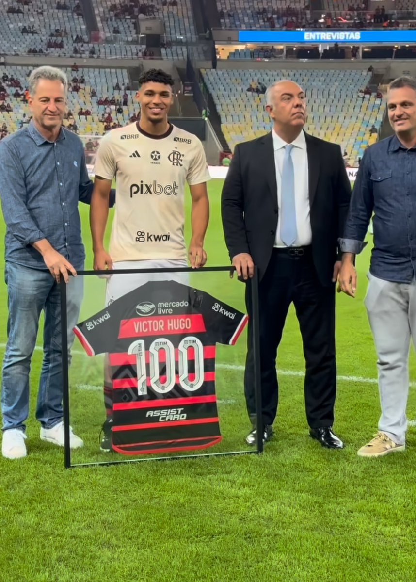 🚨🚨 PARABÉNS, CRIA 🚨🚨

O meio campo Victor Hugo, cria do ninho do urubu, completou 100 jogos pelo Flamengo e recebeu uma camisa da diretoria em homenagem a esse marco.

SRN 🖤❤️