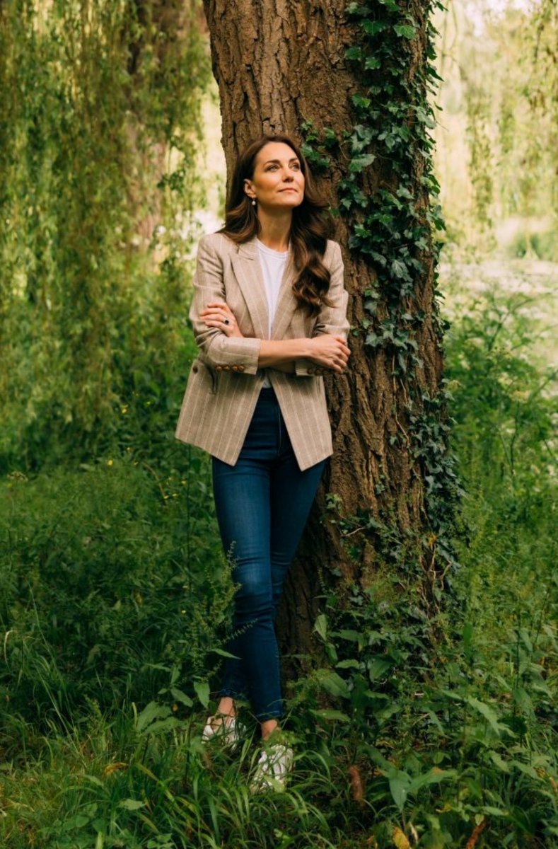 What a beautiful photo of Catherine released by Kensington Palace ❤️

I’m so looking forward to seeing her attend trooping the colour tomorrow alongside her family and I’m pleased she’s doing well🙏