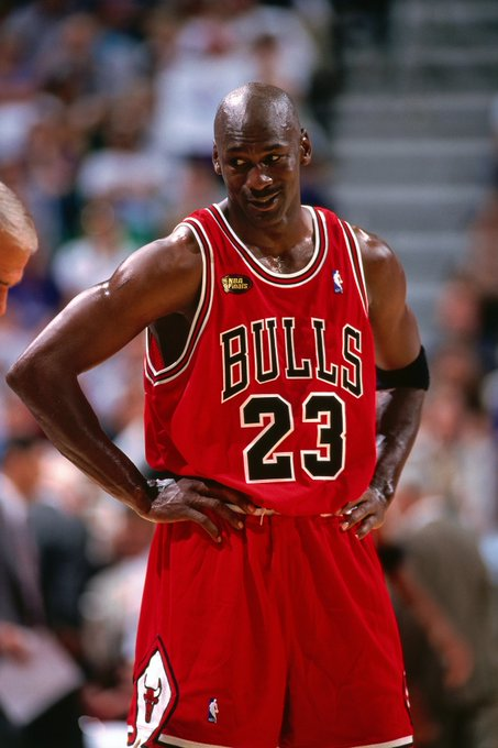 altieribruno's tweet photo. Michael Jordan llegó al sexto juego de las Finales de NBA 1998 como la única carta posible para obtener el triunfo. 

Los Bulls dominaban la eliminatoria 3-2 y una victoria más alcanzaba para conquistar el sexto campeonato de la franquicia. https://t.co/VA1ikS7jOv