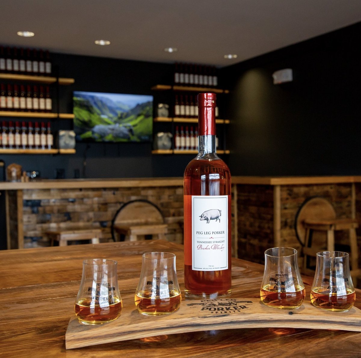 nashlifestyles's tweet image. @PegLegPorker is opening Peg Leg Porker Spirits, a tasting room and bottling facility, on July 6. 🥃 Guests can expect Peg Leg Porker Bourbon flights and tastings, as well as Peg Leg Porker Bourbon cocktails. 
nashvillelifestyles.com/dining/food-an…

📸: @nashvilleguru via @PegLegPorker