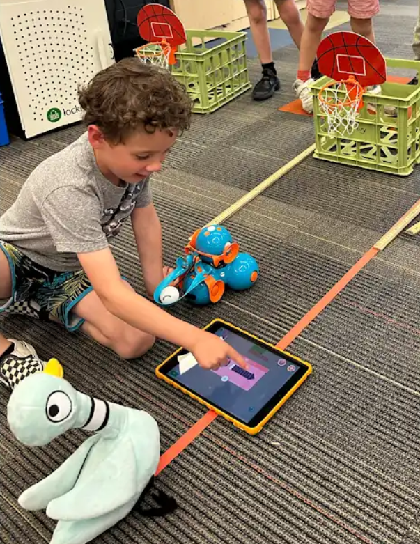 .<a href="/The_Pigeon/">The Pigeon</a>'s attempts to go undercover at Whittier International Elementary School in the <a href="/BVSDcolorado/">Boulder Valley School District</a> were unsuccessful, but the students who found the Pigeon were kind enough to use it as a learning opportunity about coding using Dash robots.