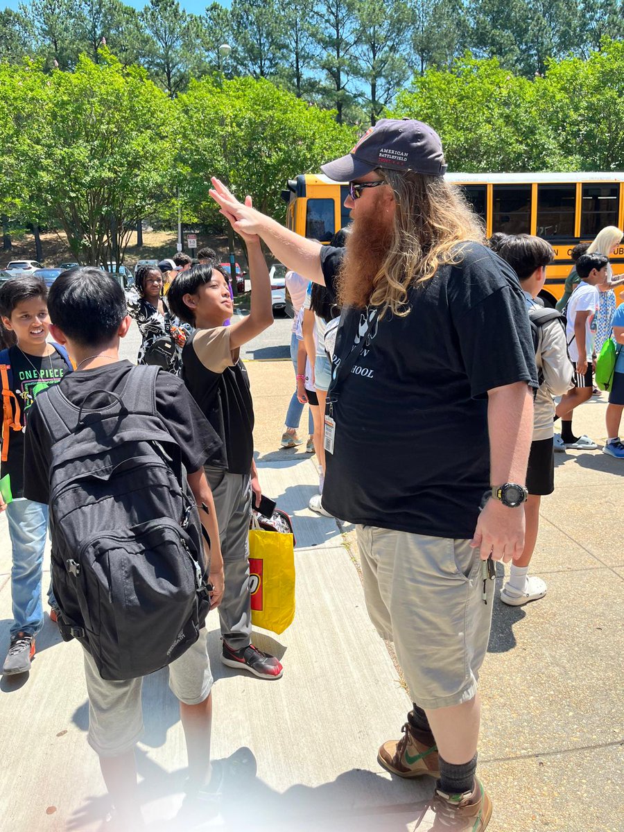 APSGunston's tweet photo. Happy last day of school at Gunston MS! 🎉✨ Thank you to all the teachers and students for an amazing year. Now let's enjoy the summer! 🌞📚 #GunstonMS #LastDay #Summer2024 @CRJEducation @APSVirginia @SuptDuran https://t.co/nOakh7RQRG