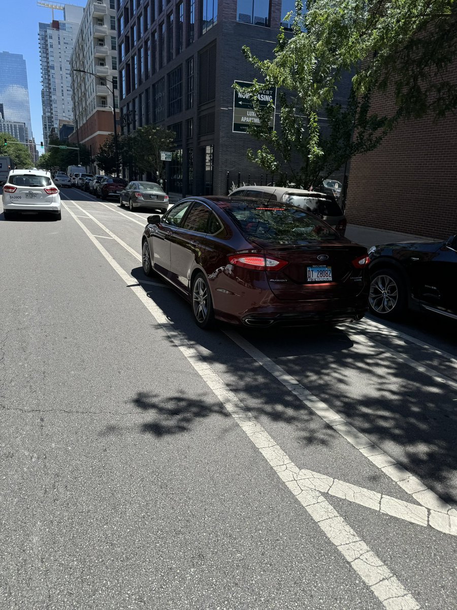 Teeghman's tweet photo. And it keeps going on Washington Blvd, @ChicagoDOT, @AldConway @AldermanBurnett!

#bikechi #chibike https://t.co/bJxYUBJeYm