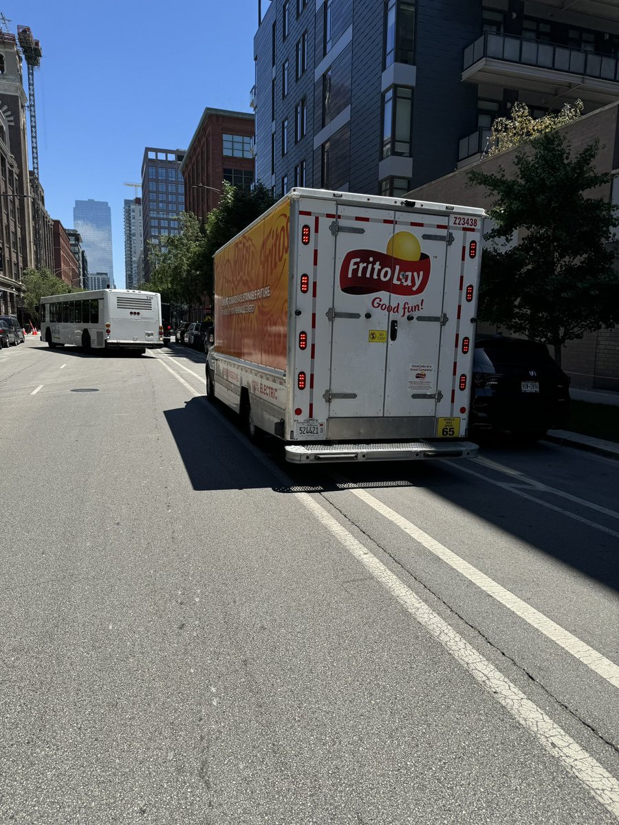 Teeghman's tweet photo. And it keeps going on Washington Blvd, @ChicagoDOT, @AldConway @AldermanBurnett!

#bikechi #chibike https://t.co/bJxYUBJeYm