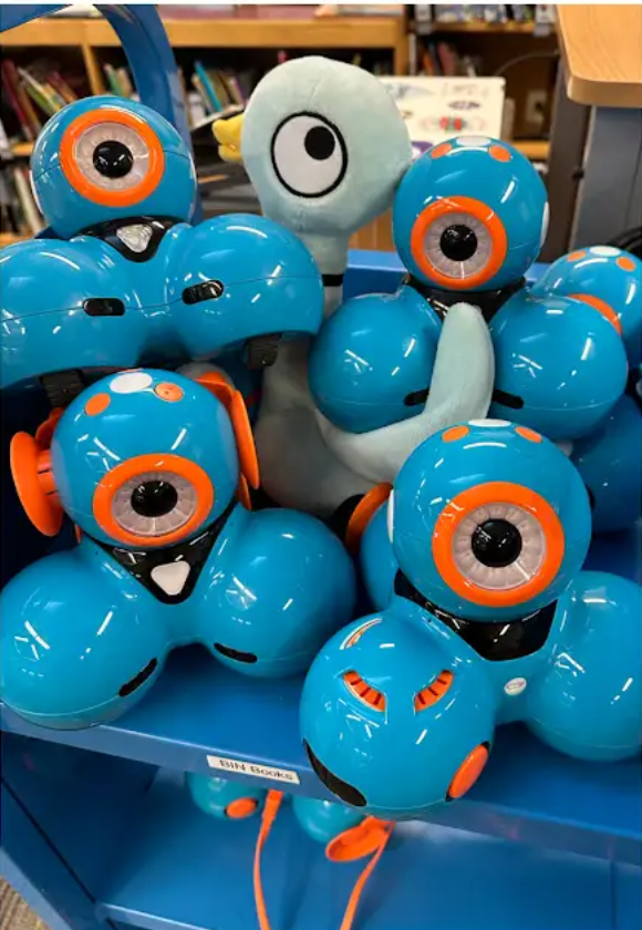 codepted's tweet photo. .@The_Pigeon's attempts to go undercover at Whittier International Elementary School in the @BVSDcolorado were unsuccessful, but the students who found the Pigeon were kind enough to use it as a learning opportunity about coding using Dash robots. https://t.co/a07JEN0PrP