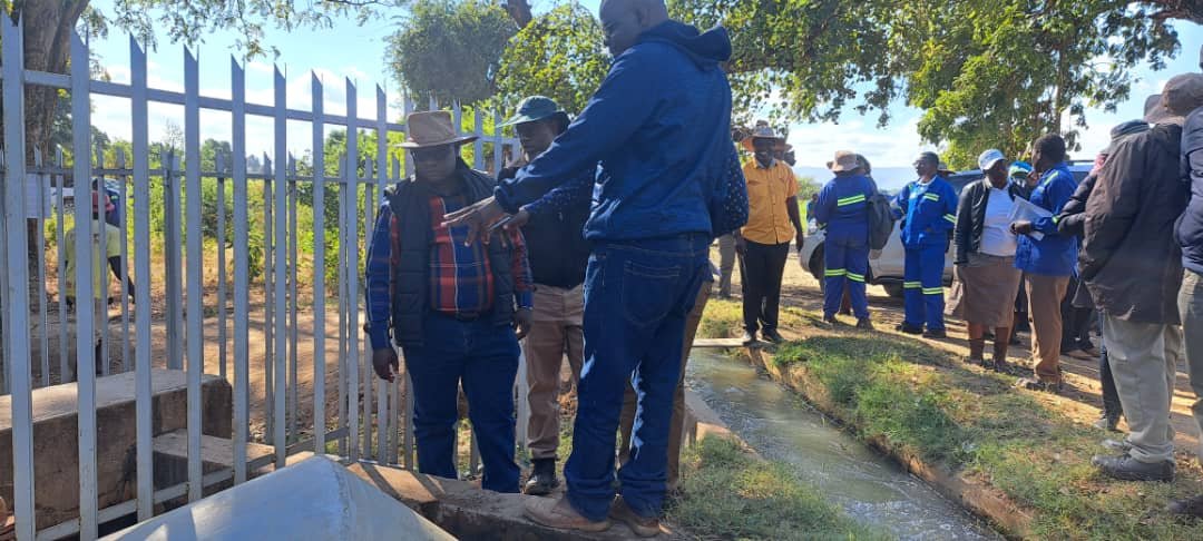 The Permanent Secretary in <a href="/MoLAFWRD_Zim/">MinofLands,Agric,Fisheries,Water&Rural Development</a>, <a href="/obertjiri/">Obert Jiri</a> today visited Musikavanhu and Chibuwe Irrigation Schemes in Chipinge District of Manicaland. The Schemes, rehabilitated under the Smallholder Irrigation Revitalisation Programme have a combined 1030 hectares with 948 farmers.