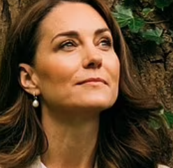 PoliticayModa's tweet photo. Si bien hay algo de brillo en sus ojos (ilusión) y sonríe con ellos; las comisuras de sus labios apuntan hacia abajo (malestar/tristeza). "Siguen habiendo días duros", como ella misma relata en la carta #bodylanguage #kateisback https://t.co/OGWys7DLy4