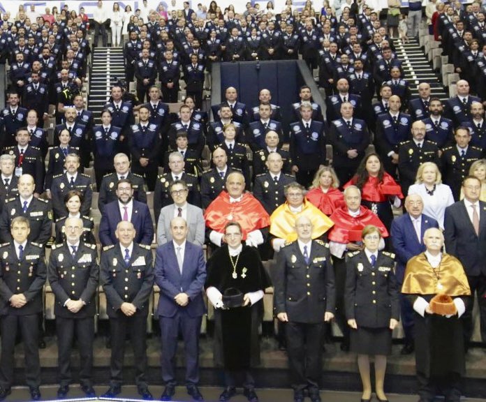 👮‍♀️🤝🎓Cerramos semana intensa en <a href="/PoliciaEscuela/">Escuela Nacional de Policía 🇪🇸</a> con titulaciones “I Congreso Internacional en Ciencia Policial” y bandas 1.ª promoción egresados “Grado Estudios Policiales” de <a href="/usal/">Universidad de Salamanca</a> y Centro Universitario <a href="/policia/">Policía Nacional</a> con presidencia DirGeneral Policía <a href="/info_dgp/">Dirección General de la Policía</a> <a href="/interiorgob/">Ministerio del Interior</a> Vítor!