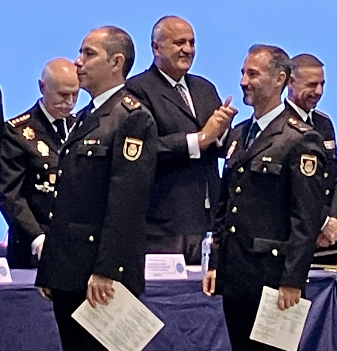 nicolasUSAL's tweet photo. 👮‍♀️🤝🎓Cerramos semana intensa en @PoliciaEscuela con titulaciones “I Congreso Internacional en Ciencia Policial” y bandas 1.ª promoción egresados “Grado Estudios Policiales” de @usal y Centro Universitario @policia con presidencia DirGeneral Policía @info_dgp @interiorgob Vítor! https://t.co/zZ5xP303oB