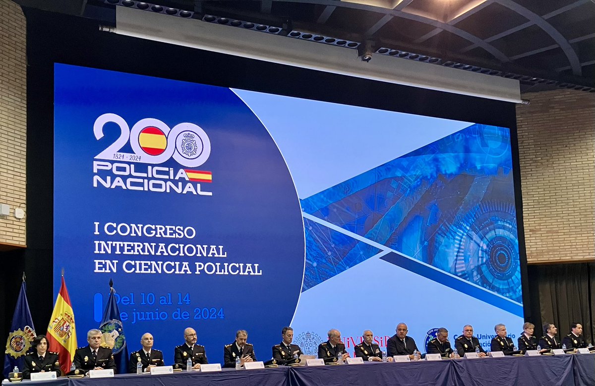 nicolasUSAL's tweet photo. 👮‍♀️🤝🎓Cerramos semana intensa en @PoliciaEscuela con titulaciones “I Congreso Internacional en Ciencia Policial” y bandas 1.ª promoción egresados “Grado Estudios Policiales” de @usal y Centro Universitario @policia con presidencia DirGeneral Policía @info_dgp @interiorgob Vítor! https://t.co/zZ5xP303oB