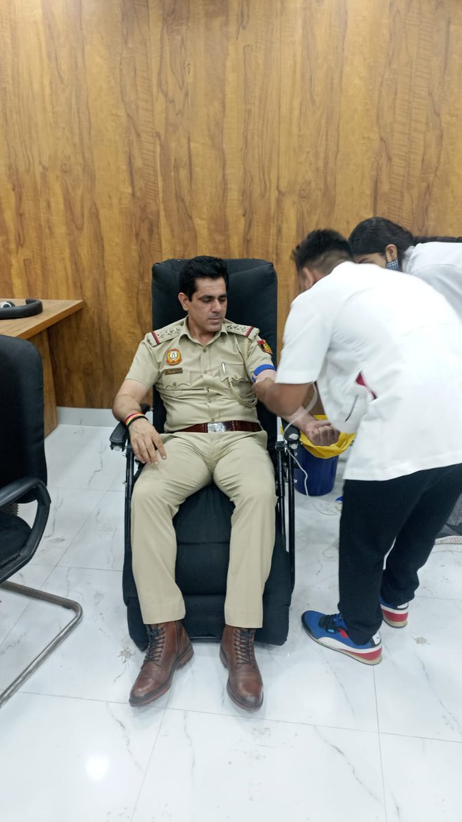 DCP_SHAHDARA's tweet image. “Be Bold, Be Brave: Donate Blood”

🔸Your Blood Can Bring Hope into someone's life.On occasion of Blood Donation Day, a blood donation camp was organised at PS Seemapuri where police personnel came forward and donated their Blood for a better cause.
#blooddonate 
#BloodDonor