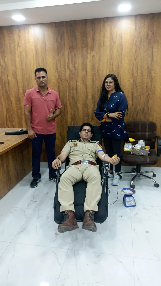 DCP_SHAHDARA's tweet image. “Be Bold, Be Brave: Donate Blood”

🔸Your Blood Can Bring Hope into someone's life.On occasion of Blood Donation Day, a blood donation camp was organised at PS Seemapuri where police personnel came forward and donated their Blood for a better cause.
#blooddonate 
#BloodDonor