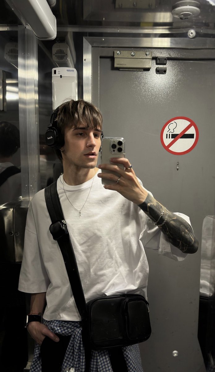 agentboy's tweet image. это я красивый сходил в туалет, через час словлю тепловой удар, скорая откажется меня принять и я полудохлый вернусь домой на такси за 1,5к