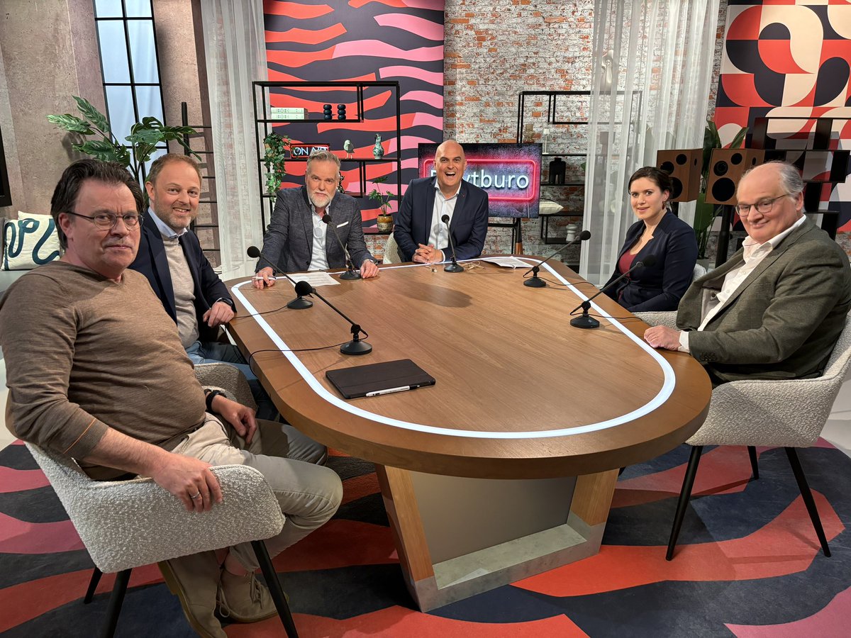 Te gast yn de lêste #ItPolytburo: deputearre <a href="/EkeFolkerts/">Eke Folkerts</a> oer de Taalnota en it fuortgean fan Femke Wiersma as minister fan Lânbou, <a href="/harryvdmolen/">Harry van der Molen</a> (de earste gast op 13 septimber 2016), polityk duider <a href="/Onno_Falkena/">Onno Pier Falkena</a> en cartoonist <a href="/GercovanBeek/">Gerco van Beek</a>!