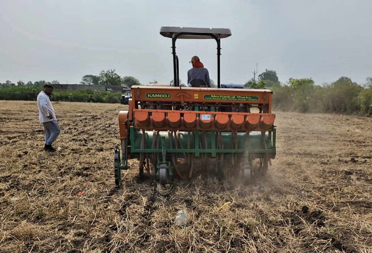 maske_aec's tweet photo. Deploying farmers participatory trials of #DirectSeededRice 🌾 under #Climate_Resilient_Agriculture program being implemented by @BISA__India & @minmpkrishi in #MadhyaPradesh.
#ConservationAgriculture
@BISA__India @CIMMYT @CGIARclimate https://t.co/N0bZM6XV2J
