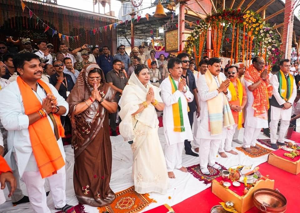 betul_talks's tweet photo. मैया ओ ताप्ती मैया ।। नमो मां ताप्ती आदिगंगे ।।
#जल_गंगा_संवर्धन_अभियान_MP के अंतर्गत मप्र सीएम मोहन यादव ने बैतूल के मुलताई में सूर्यपुत्री ताप्ती की पूजा-अर्चना की।
#tapti #multai #betultalks #mptalks #gangamaiya #gangariver #gangaaarti
#DrMohanYadav
#CMMadhyaPradesh https://t.co/9Md7kZhAAe