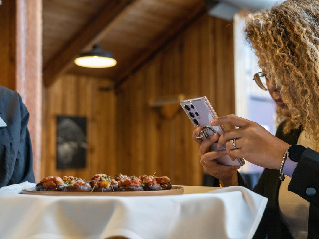 calgaryzoo's tweet image. There&apos;s just two weeks left before the last event in our Grazers Dining Series! 🍽️

Join us on June 28th for an unforgettable meal at the heart of the zoo with drink pairings from Bridgeland Distillery. 🥃

Tickets: bit.ly/3Tihx7o

#YourZooYYC #YYCEats #LocalDistillery