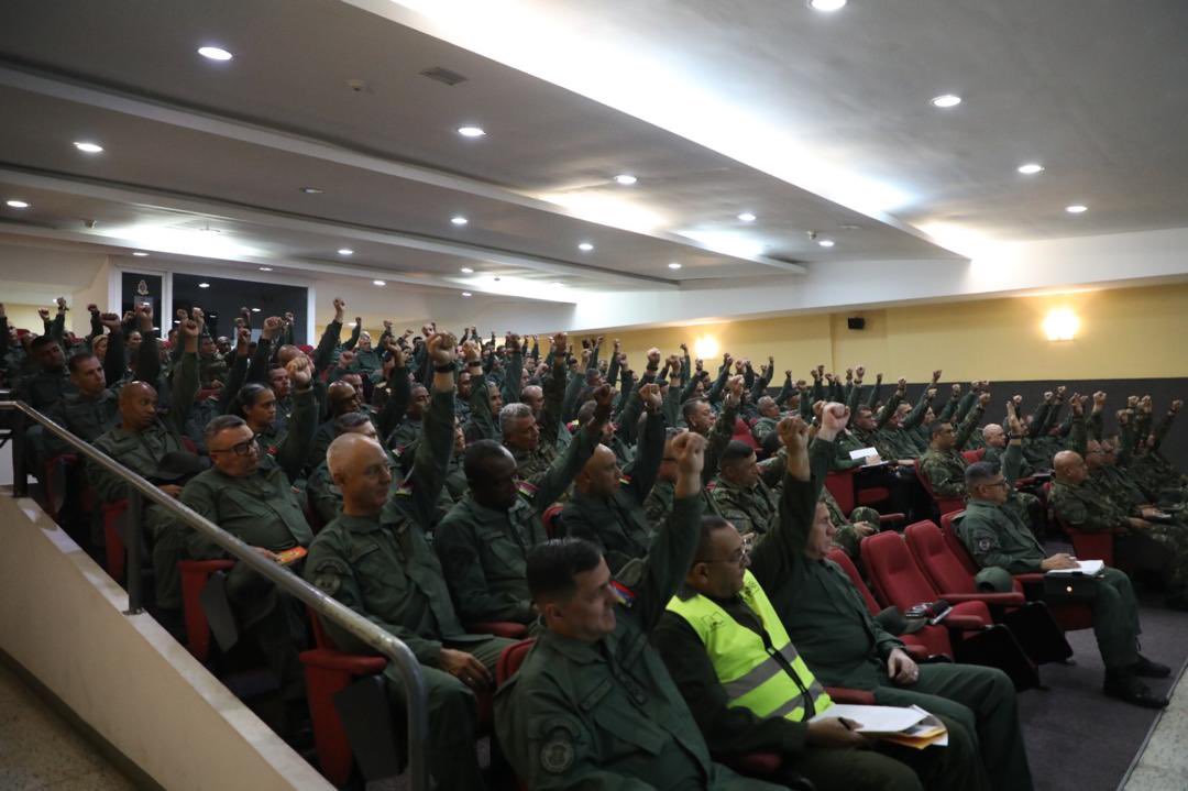 CEOFANBVE's tweet photo. 🔁 RT || GJ. @dhernandezlarez: #FANB eminentemente profesionales, garantes de la honra e independencia de la patria !

#IntegrarEsVencer https://t.co/h3N3LSpQK1