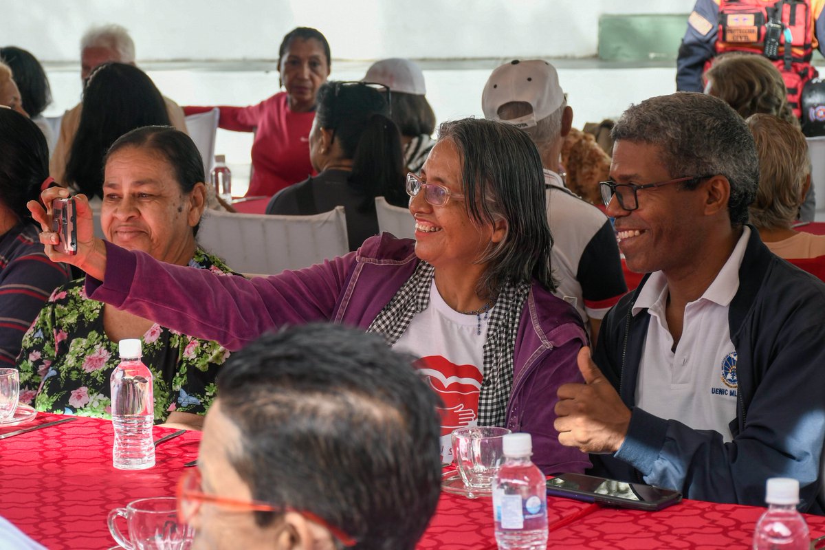 _LaAvanzadora's tweet photo. La Misión Abuelos y Abuelas de la Patria continúa brindando protección a través de sus 4 vértices de acción:

1⃣ Salud y alimentación.
2⃣ Protección integral.
3⃣ Movimiento de Abuelos y Abuelas de la Patria.
4⃣ Casa de Abuelos y Abuelas.

@NicolasMaduro 
@Soykarinacarpio https://t.co/nUq48m3cTW