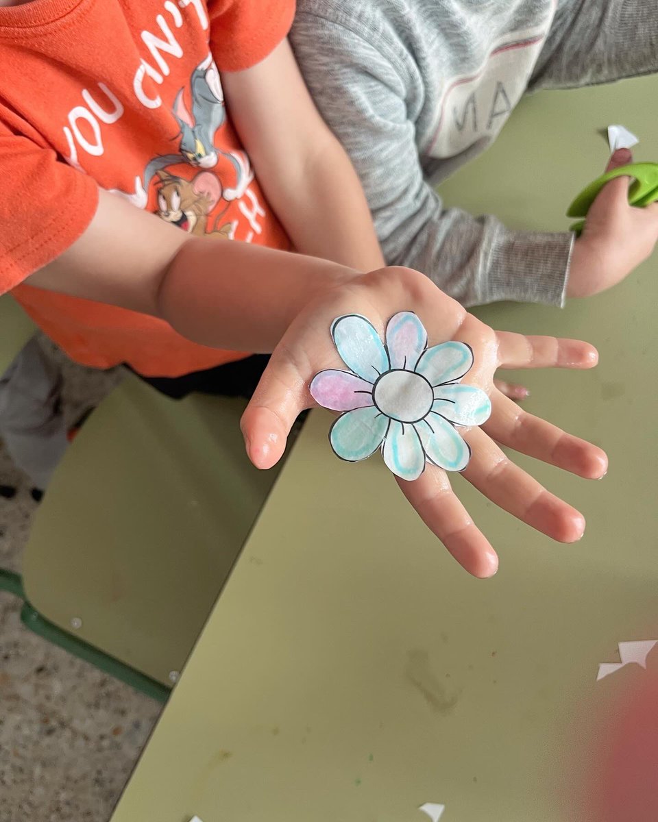 cienciaocruce's tweet photo. Esta semana compartimos experimentos con 6º de infantil. 🥰👏 
Esferificacións con alxinato e lactato e flores de papel que abren en auga por capilaridade 🌼 💦 
Mollámonos algo, pero xa temos dominio da pipeta e levamos as esferas en placas de Petri, que non de Tetris 😉💪 https://t.co/dXLSIStoqS