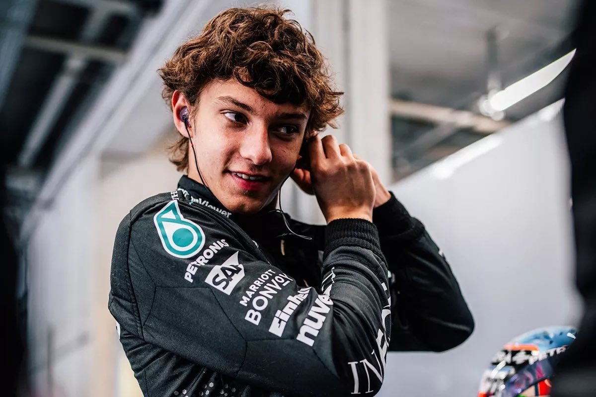 LF1Podcast's tweet photo. La @fia decidió reducir la edad mínima para obtener la super licencia de 18 a 17 de años de edad.
 
Claramente los rumores suponen qué esto es en beneficio de la joven promesa de @MercedesAMGF1  Kimi Antonelli, quien se espera ocupe el asiento qué dejo libre Lewis Hamilton #F1 https://t.co/Awt209DKIF